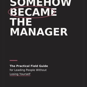 Op de afbeelding: Een zwarte boekomslag met witte tekst die luidt I SOMEHOW BECAME THE MANAGER. Het woord BECAME is omcirkeld in een dun roze ovaal. Daaronder staat in kleinere witte tekst The Practical Field Guide for Leading People Without Losing Yourself. De auteursnaam DERRIK WHITNEY staat onderaan.