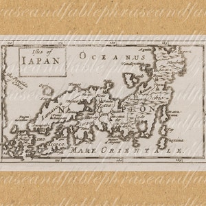 Può includere: Una mappa antica del Giappone, che mostra le isole del Giappone, la penisola coreana e i mari circostanti. La mappa è intitolata "Isles of IAPAN" e "OCEANUS".