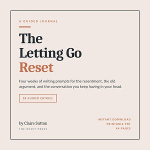 Op de afbeelding: Een begeleid dagboek getiteld The Letting Go Reset door Claire Sutton. De omslag bevat donkere tekst op een lichte achtergrond en vermeldt dat het vier weken aan schrijfprompts, 28 begeleide inzendingen en 44 pagina's in PDF-formaat bevat.