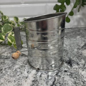 Vintage Mehlsieb aus Edelstahl, 3 Tassen Fassungsvermögen, mit Holzknauf und Kurbel.