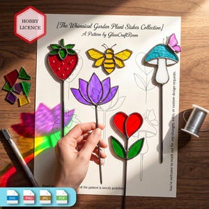 Puede incluir: Una hoja de patrones titulada The Whimsical Garden Plant Stakes Collection de GlassCraftRoom con diseños de vidrieras de una fresa, abeja, loto, hongo con mariposa y flor de corazón, junto con trozos de vidrio, un cortador y alambre.