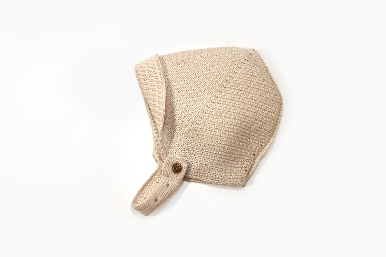 Fine bonnet knitted from Cashmere/Silk/Merino White