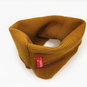 Puede incluir: Un cuello de punto marrón con una etiqueta roja que dice "accent".