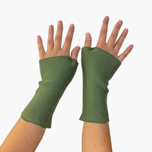 Gauntlets with thumb hole Grün