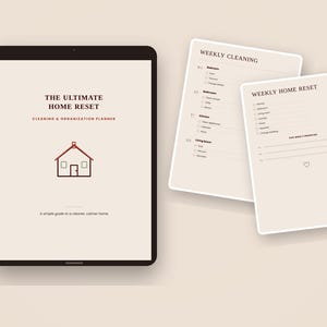 Könnte beinhalten: Ein digitales Tablet mit einem Reinigungs- und Organisationsplaner namens The Ultimate Home Reset mit Haussymbol, daneben zwei gedruckte Seiten mit Checklisten für die wöchentliche Reinigung und einen wöchentlichen Haus-Reset.