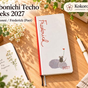 Può includere: Un'agenda Hobonichi Techo Weeks 2027 bianca con un'illustrazione di Leo Lionni raffigurante un topo Frederick su una pietra grigia con un cuore rosso. La copertina presenta il testo Frederick e 2027 in rosso, con dorso rosso e due segnalibri.