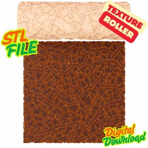 Peut inclure: Un rouleau à texture cylindrique beige présentant un motif en relief de terre craquelée irrégulière. Sous le rouleau se trouve un échantillon carré montrant la même texture de sol craquelé brun foncé et orange. Le texte indique STL FILE, TEXTURE ROLLER, DIGITAL DOWNLOAD.