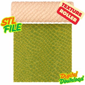 Könnte beinhalten: Eine beige zylindrische Texturwalze mit einem sich wiederholenden rautenförmigen Muster, platziert über einem quadratischen Muster aus grünem Material, das mit derselben schuppenartigen Textur geprägt ist. Das Bild enthält den Text STL FILE, TEXTURE ROLLER und DIGITAL DOWNLOAD.