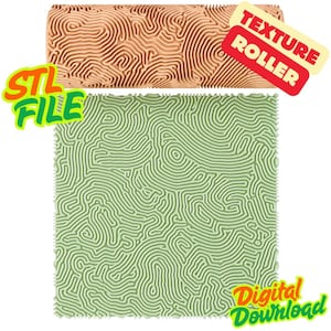 Puede incluir: Un rodillo de textura cilíndrico de color beige con un patrón intrincado en relieve similar a un laberinto y una hoja cuadrada de color verde claro que muestra el mismo diseño. La imagen incluye los textos STL FILE, TEXTURE ROLLER y Digital Download.