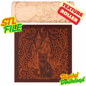 Puede incluir: Un rodillo de textura cilíndrico de color beige con un patrón de gato grabado, colocado sobre una baldosa cuadrada de color marrón oscuro que muestra un diseño en relieve de un gato sentado frente a una casa encantada, luna y murciélagos.