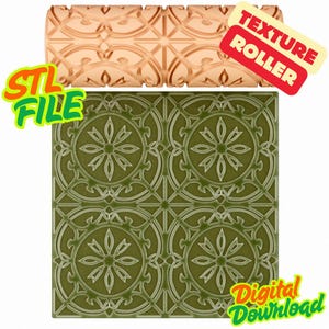 Può includere: Un rullo per texture cilindrico di colore chiaro con un intricato motivo geometrico, posizionato sopra una piastrella quadrata verde oliva che mostra lo stesso design floreale in rilievo. Il testo sull'immagine recita STL FILE, TEXTURE ROLLER e DIGITAL DOWNLOAD.