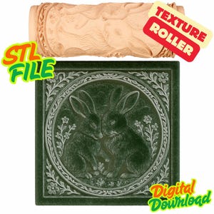 Può includere: Un rullo per texture cilindrico color beige con un motivo in rilievo di conigli e fiori, abbinato a una piastrella quadrata verde scuro che mostra un design in rilievo coordinato di due conigli all'interno di un bordo floreale circolare. Testo: STL FILE, TEXTURE ROLLER, DIGITAL DOWNLOAD.