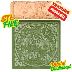 Può includere: Un rullo per texture cilindrico color marrone chiaro con una scena di villaggio invernale in rilievo con gnomi, case e alberi, abbinato a una piastrella quadrata verde con lo stesso design. Il testo include "STL FILE", "TEXTURE ROLLER" e "Digital Download".