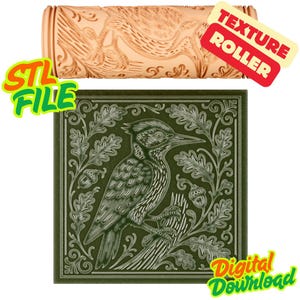 Puede incluir: Un rodillo de textura beige cilíndrico con un patrón grabado de aves y follaje, colocado sobre un azulejo cuadrado verde oscuro que muestra una ilustración detallada en líneas blancas de un ave posada en una rama con hojas de roble y bellotas.