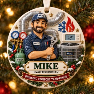 Op de afbeelding: Een rond keramisch ornament met een bebaarde HVAC-technicus genaamd Mike in een blauw uniform die een moersleutel vasthoudt. Het ontwerp bevat zilveren leidingen, een groene R-410A-tank, een thermostaat op 72°F en een HVAC-unit. Tekst: MIKE, HVAC TECHNICIAN, BRINGING COMFORT YEAR-ROUND.
