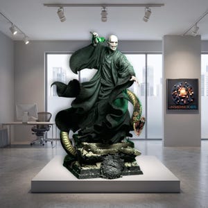 Puede incluir: Una figura detallada de un personaje calvo y pálido con una túnica verde oscuro, sosteniendo un objeto verde brillante en alto. Una serpiente grande y enroscada con la boca abierta se sitúa sobre una base con un emblema y texturas rocosas.