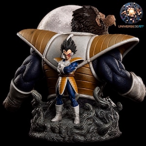 Può includere: Una statua dettagliata in resina che raffigura una piccola figura di Vegeta in armatura blu e oro davanti a una forma di grande scimmia muscolosa. La base è scolpita con effetti di fumo scuro vorticoso e una grande luna dietro la testa.