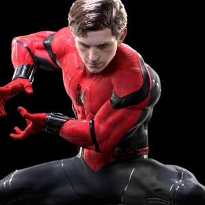 Può includere: Un action figure altamente dettagliato di un supereroe che indossa una tuta testurizzata rossa e nera con un emblema a forma di ragno sul petto. Il personaggio presenta un volto umano realistico, articolazioni mobili e polsini metallici.