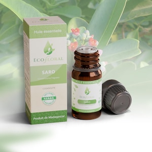 以下が含まれることがあります： EcoFloral Saro Cinnamosma fragransと書かれた白いラベルが貼られた茶色のガラス製エッセンシャルオイルボトルと、それに対応する長方形の紙箱。パッケージには緑色のアクセントとドロッパーキャップが付いています。