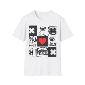 Peut inclure: Un t-shirt blanc à manches courtes avec un motif en grille sur le devant. Le design comprend des illustrations en noir et blanc de chiens carlins, deux symboles X blancs sur des carrés noirs et un cœur rouge au centre de la grille.