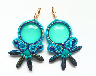 Orecchini in soutache ricamati a mano, cabochon in vetro, orecchini ricamati con gioielli di pavone