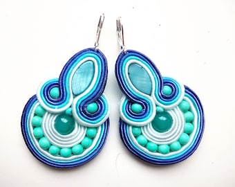 Orecchini in soutache ricamati a mano: gioielli con perline blu