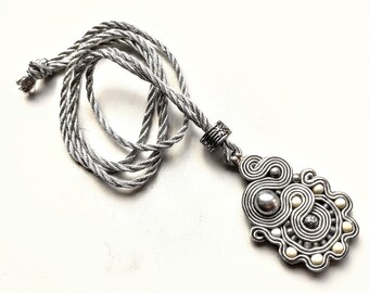 Collar con soutache colgante - Gray Snail