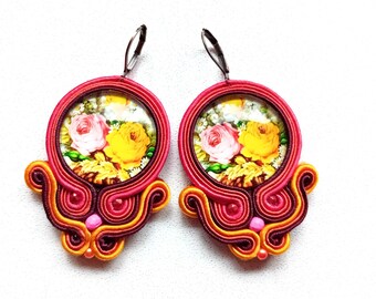 Oorbellen-soutache oorbellen-boho sieraden-handgeborduurde oorbellen-soutache twee rozen