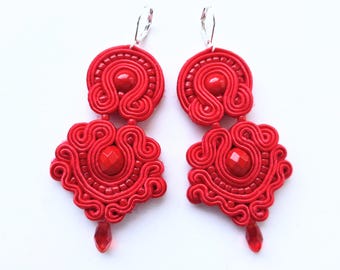 Brincos de soutache - brincos vermelhos - brincos bordados em soutache - bordados à mão - presente de aniversário - brincos elegantes - brincos bordados vermelhos