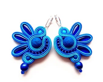Brincos bordados à mão em soutache: Joias em azul lava. Brincos bordados, joias em soutache, expressivos e delicados.