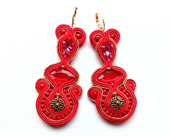 Brincos bordados à mão em soutache: joias boho em vermelho e rosa, joias em soutache, expressivas e delicadas.