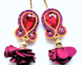 Brincos vermelhos em soutache: Flor bordada à mão, joias boho, joias em soutache, expressivas e leves.