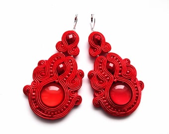 Brincos vermelhos em soutache, joias boho bordadas à mão, peça leve e marcante.