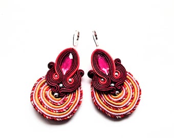 Brincos bordados à mão em soutache: Joias boho vermelhas, joias em soutache, expressivas e leves.