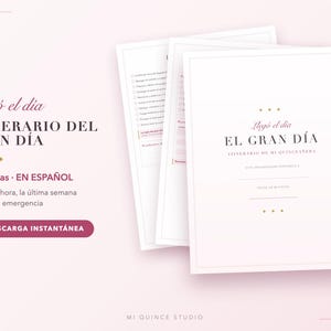 以下が含まれることがあります： スペイン語のクインセアニェーラ用5ページデジタルプランナー。淡いピンクの背景に暗い色のテキストが特徴です。表紙には「Llegó el día EL GRAN DÍA ITINERARIO DE MI QUINCEAÑERA」というタイトルと、金色のアクセント、個人情報を記入するための線が記載されています。