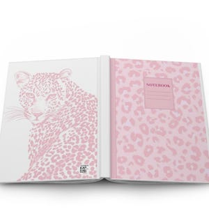 Può includere: Un taccuino aperto con una stampa leopardata rosa chiaro. La pagina sinistra mostra una grande illustrazione di un leopardo in tonalità rosa, mentre la pagina destra ha uno sfondo leopardato rosa e un'etichetta centrale con la scritta NOTEBOOK.