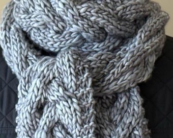 Bufanda tejida a mano Menhir Grey de lana gruesa con trenzas