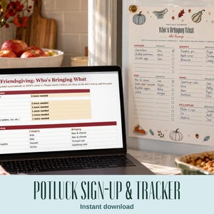 Può includere: Un computer portatile che mostra un foglio di iscrizione digitale intitolato Our Friendsgiving: Who's Bringing What e un pianificatore cartaceo intitolato Potluck Planner Who's Bringing What the lineup attaccato al frigorifero con magneti.