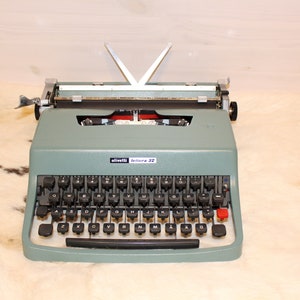 Olivetti Lettera 32 SUPERB CONDITION Olivetti typewriter Light blue typewriter Vintage typewriter Retro typewriter QWERTY