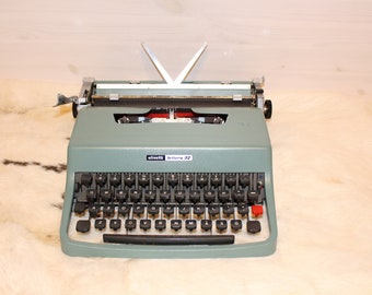 Olivetti Lettera 32 SUPERB CONDITION Olivetti typewriter Light blue typewriter Vintage typewriter Retro typewriter QWERTY