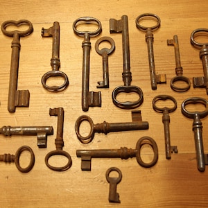 Antike Skelettschlüssel SET von 18 Rostigen Vintage Schlüsseln Große Skelettschlüssel Antike Eisenschlüssel