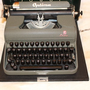 SUPERBLY WORKING Typewriter Optima Elite Vintage typewriter QWERTZ layout Green typewriter Antique typewriter in working condition