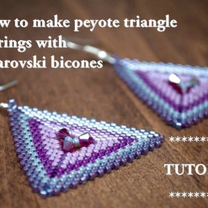 Puede incluir: Un par de pendientes triangulares hechos con punto de peyote y bicones de Swarovski. Los pendientes son un degradado de colores morado, rosa y azul. La imagen incluye el texto "How to make peyote triangle earrings with Swarovski bicones" y "TUTORIAL".