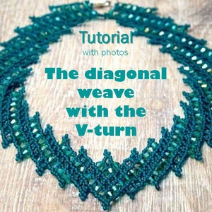 Puede incluir: Un collar de cuentas azul turquesa con un patrón de tejido diagonal. El collar está hecho con pequeñas cuentas de semillas y tiene un diseño de vuelta en V. La imagen incluye el texto "Tutorial con fotos El tejido diagonal con el giro en V".