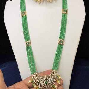 Conjunto de colar longo indiano com contas de esmeralda verde, conjunto haram com diamantes CZ e brincos jhumka combinando, conjunto de joias para noivas, Rani Haar do sul da Índia