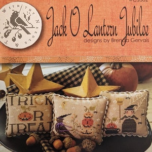 Könnte beinhalten: Eine Sammlung von sechs Halloween-Themen-Steckkissen. Das Bild zeigt drei kleine, rechteckige Steckkissen mit gestickten Halloween-Designs, darunter Kürbisse und eine Hexe. Der Text "Trick or Treat" ist auf einem sichtbar.