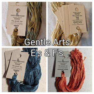 Può includere: Quattro matasse di filo da ricamo in diversi colori. Le matasse sono etichettate con il testo "Simply Shaker Sampler Threads Colorfast The Gentle Art" e i nomi "Endive 7080", "Flax 1150", "Freedom 7037" e "Fragrant Cloves 7026".