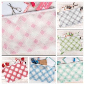 Puede incluir: Seis bolsas de malla con cremallera con diferentes patrones de cuadros. Las bolsas son rosa y blanca, gris y blanca, verde y blanca, roja y blanca, azul y blanca y verde claro y blanca.