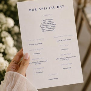 Op de afbeelding: Een witte trouwprogrammakaart met donkerblauwe tekst getiteld OUR SPECIAL DAY. Het bevat een tijdlijn van 15:00 tot 23:00 uur, gevolgd door secties voor ouders, bruidsmeisjes, getuigen en de trouwambtenaar met de bijbehorende namen.