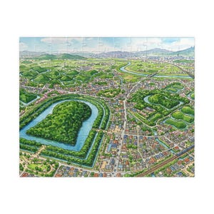 Puede incluir: Un rompecabezas con una ilustración en acuarela desde el aire de un paisaje japonés con túmulos en forma de cerradura rodeados de fosos de agua, intercalados con edificios residenciales, colinas verdes y un río bajo un cielo azul.